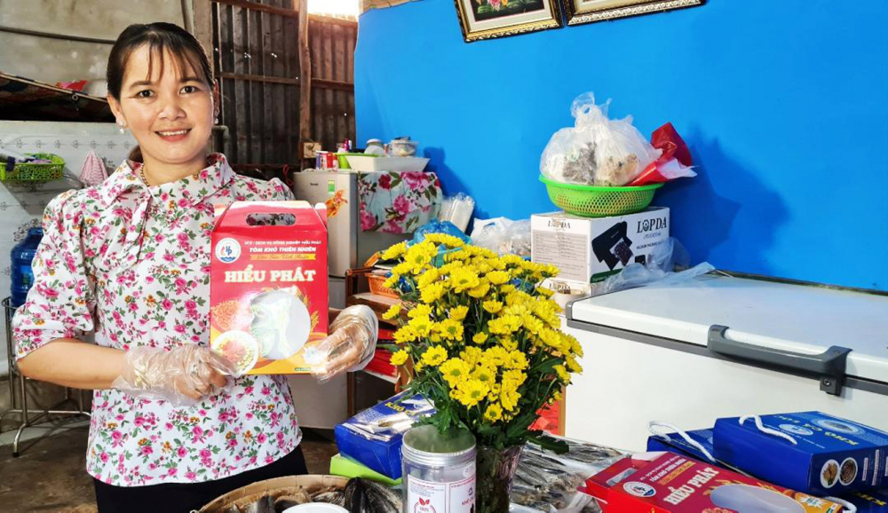 Chị Kim Thoa b&ecirc;n c&aacute;c sản phẩm OCOP của Hợp t&aacute;c x&atilde; Dịch vụ n&ocirc;ng nghiệp Hiểu Ph&aacute;t  (x&atilde; Phong Đ&ocirc;ng, H.Vĩnh Thuận, tỉnh Ki&ecirc;n Giang)