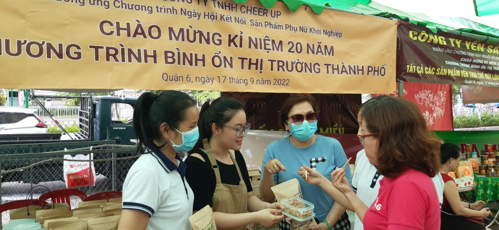 C&aacute;c chị em d&ugrave;ng thử sản phẩm v&agrave; hỏi việc x&acirc;y dựng k&ecirc;nh ph&acirc;n phối sản phẩm 