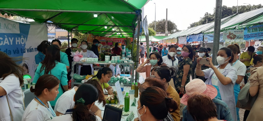 C&aacute;c chị d&ugrave;ng thử sản phẩm thanh lọc cơ thể v&agrave; nhửng sản phẩm chăm s&oacute;c da tại ng&agrave;y hội