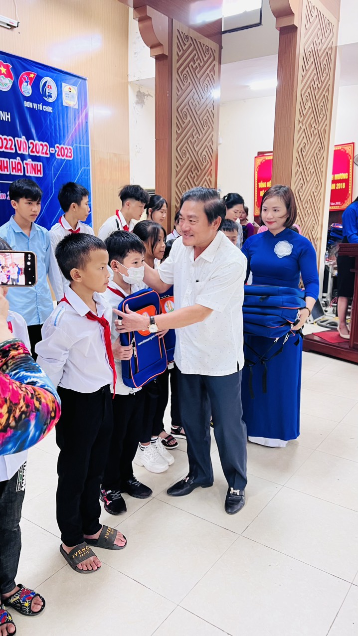&Ocirc;ng Nguyễn Thuận trao học bổng cho c&aacute;c em học sinh ở huyện Hương Kh&ecirc; (H&agrave; Tĩnh) - Ảnh: Quỹ Từ thiện Kim Oanh
