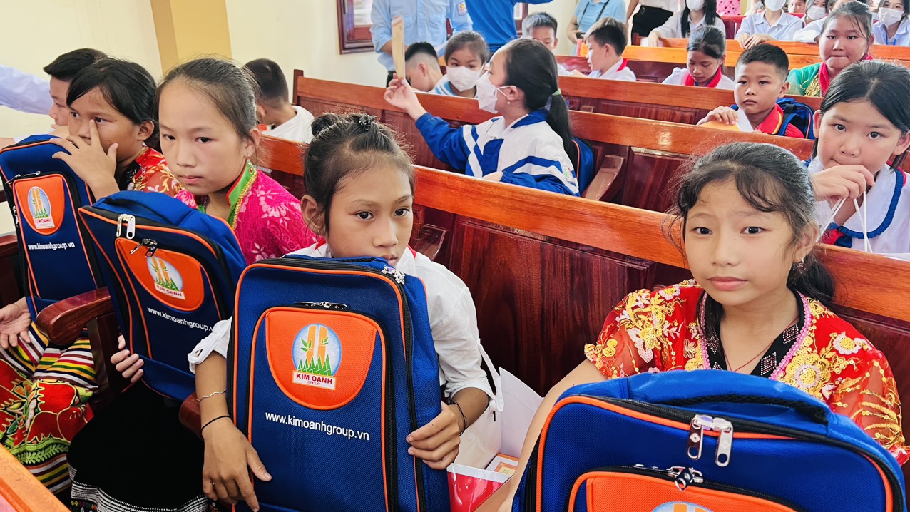 C&aacute;c em học sinh d&acirc;n tộc thiểu số miền n&uacute;i huyện Con Cu&ocirc;ng (Nghệ An) vui mừng nhận học bổng trong năm học mới - Ảnh: Quỹ Từ thiện Kim Oanh
