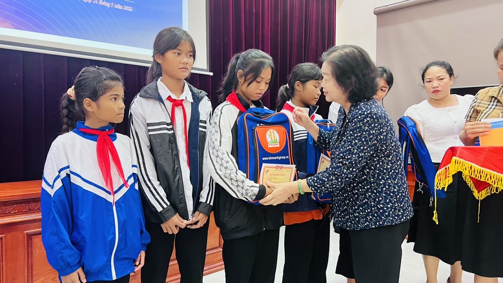 B&agrave; Trương Mỹ Hoa trao học bổng cho c&aacute;c em học sinh d&acirc;n tộc thiểu số ở huyện Tuy&ecirc;n H&oacute;a (Quảng B&igrave;nh) - Ảnh: Quỹ Từ thiện Kim Oanh
