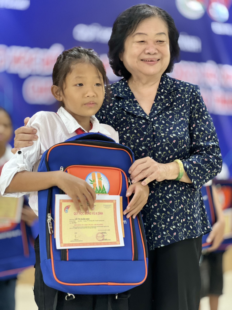 B&agrave; Trương Mỹ Hoa ch&uacute;c mừng kết quả học tập của em Hồ Thị Xu&acirc;n Anh, d&acirc;n tộc Chức, bản R&agrave;o Tre, l&agrave; học sinh lớp 5 Trường tiểu học Hương Li&ecirc;n (x&atilde; Hương Li&ecirc;n, huyện Hương Kh&ecirc;) - Ảnh: Quỹ Từ thiện Kim Oanh