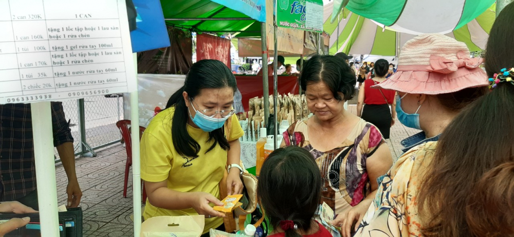 C&aacute;c sản phẩm từ sữa của hộ kinh doanh Thạch Anh (P5,Q6) được nhiều phụ nữ v&agrave; trẻ em quan t&acirc;m.