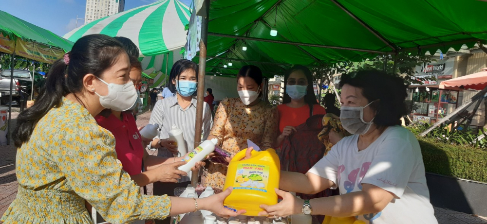 C&aacute;c hội vi&ecirc;n phụ nữ tham gia mua sắm tại ng&agrave;y hội