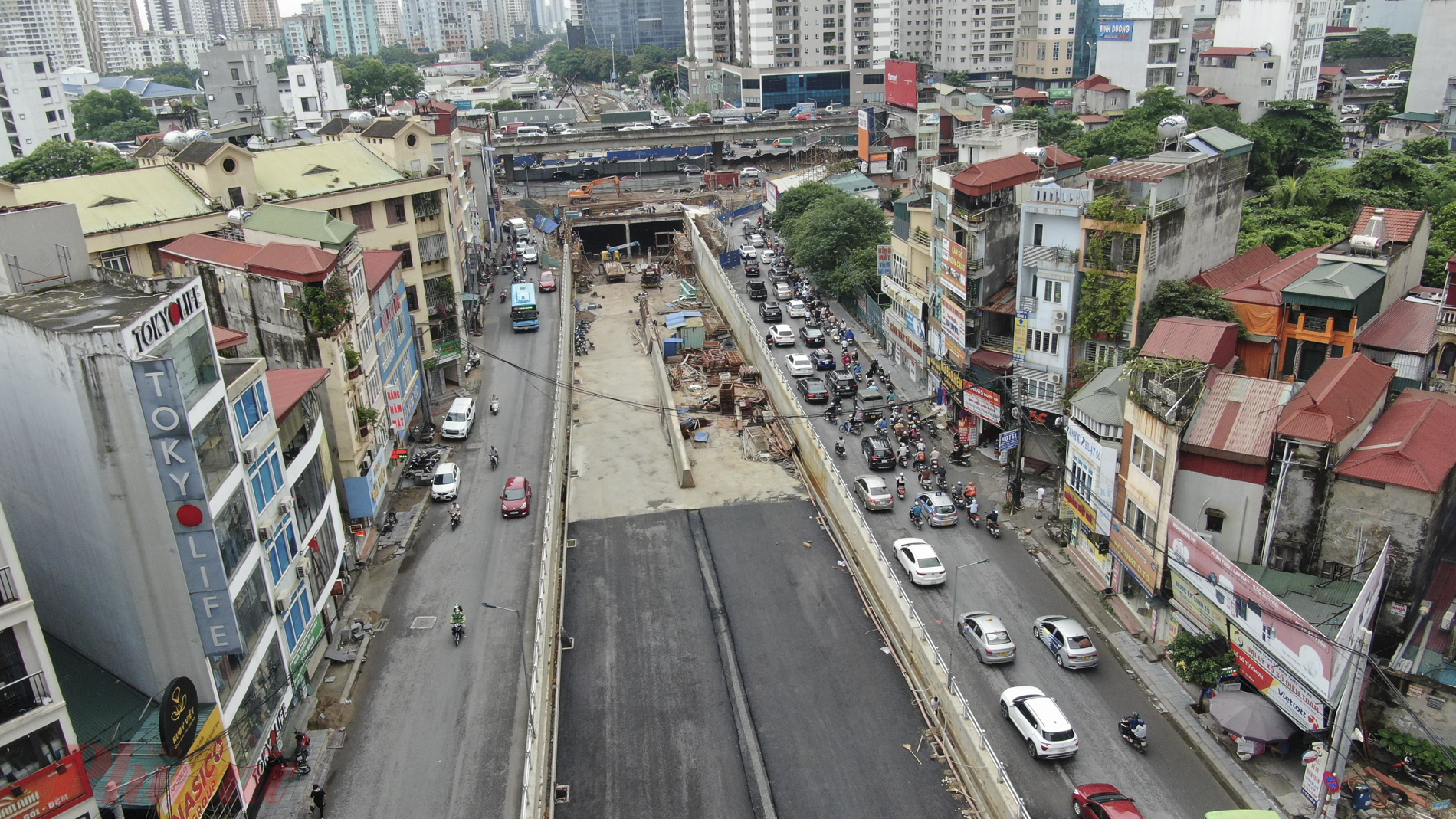  Hầm chui L&ecirc; Văn Lương-V&agrave;nh đai 3 H&agrave; Nội c&oacute; tổng mức đầu tư 698 tỷ đồng, d&agrave;i 475m, trong đ&oacute; hầm k&iacute;n d&agrave;i 95m, hầm hở v&agrave; gờ chắn b&aacute;nh bố tr&iacute; ở hai đầu d&agrave;i 380m. Hầm chui c&oacute; mặt cắt ngang gồm hai hầm ri&ecirc;ng biệt, mỗi hầm c&oacute; bề rộng 7,75m, gồm 2 l&agrave;n xe cơ giới rộng 3,5 m/l&agrave;n.