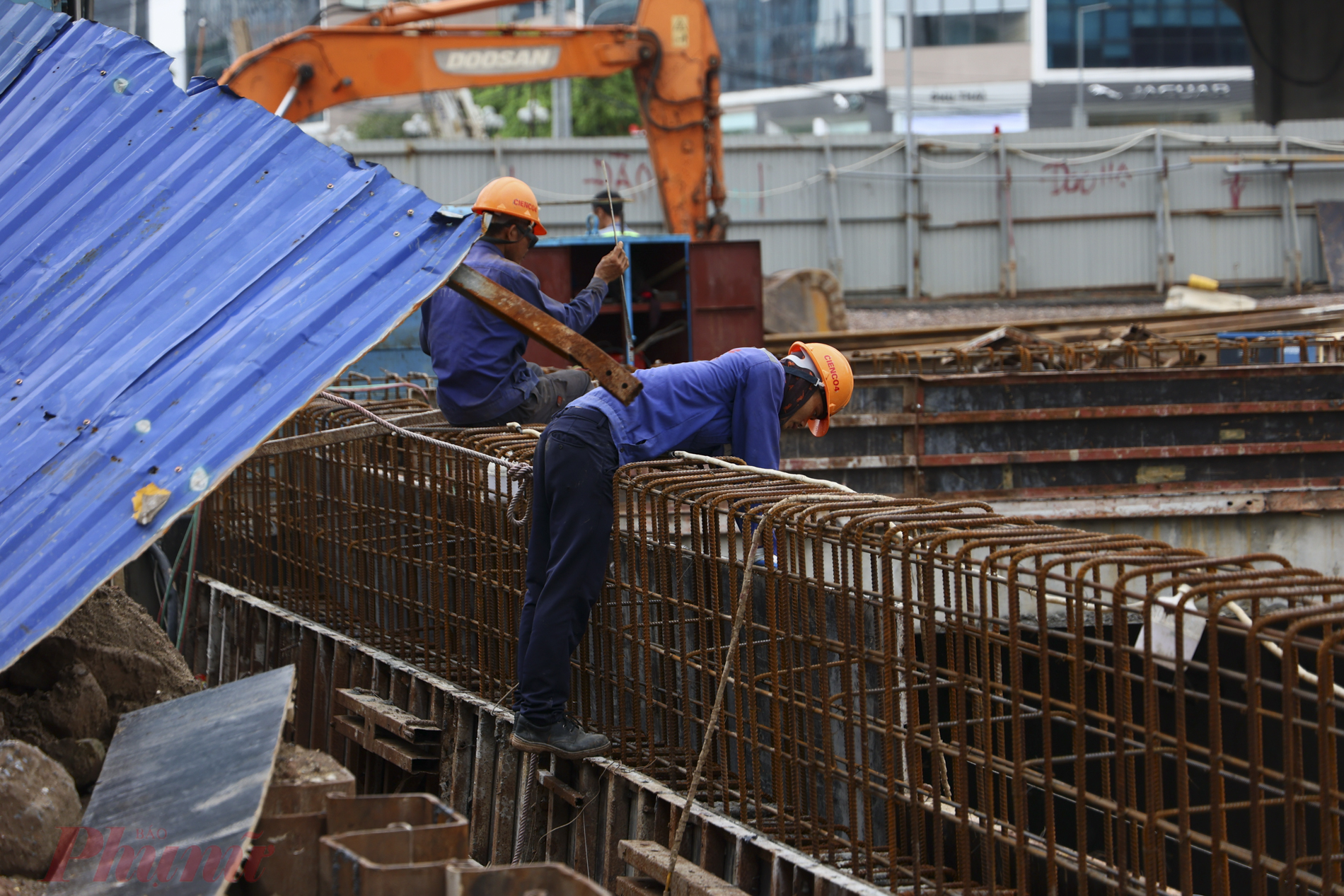 C&ocirc;ng nh&acirc;n hối hả l&agrave;m việc để c&ocirc;ng tr&igrave;nh kịp tiến độ.