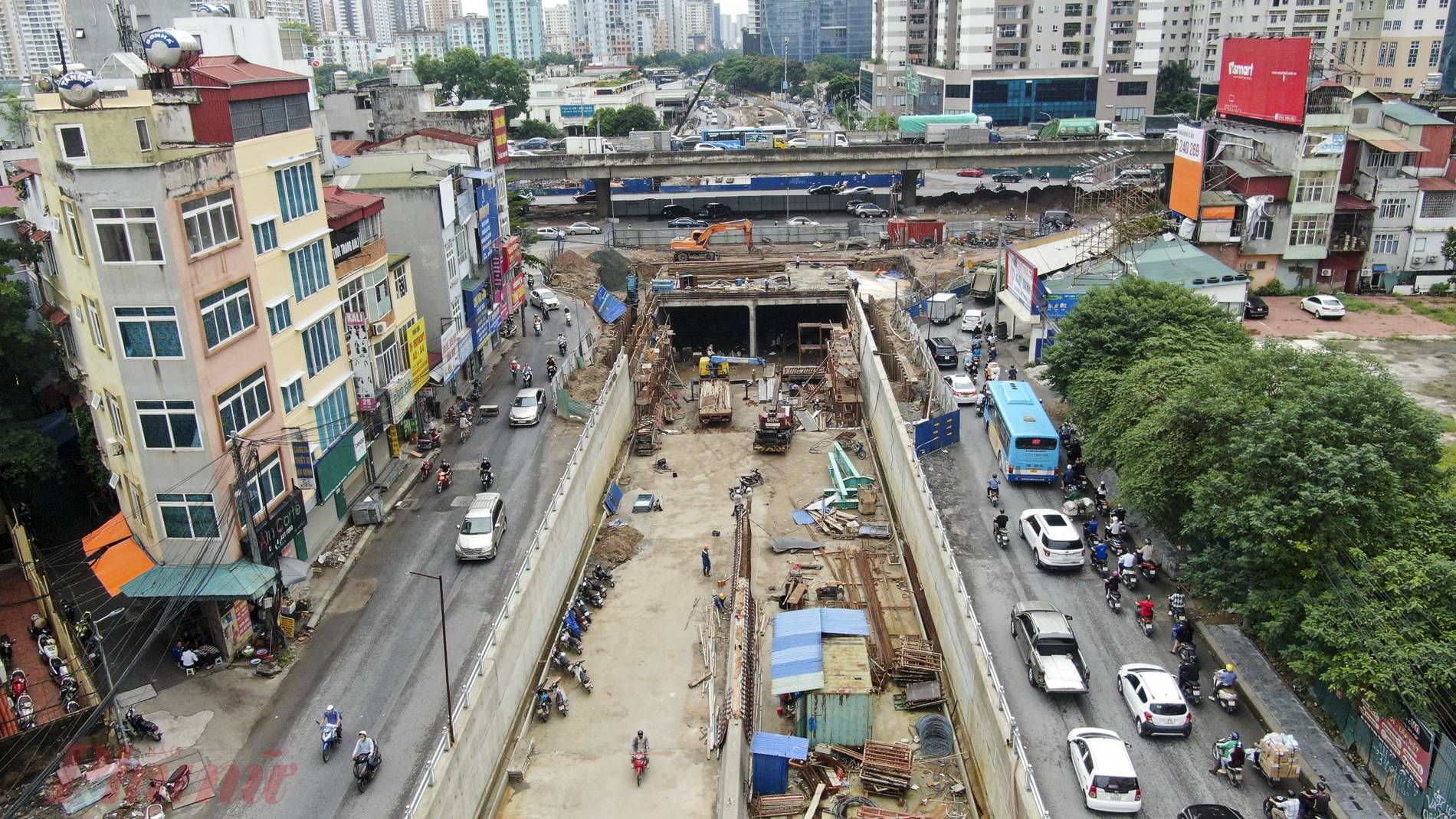 Để kịp tiến độ, c&aacute;c nh&agrave; thầu đang tập trung nh&acirc;n lực, m&aacute;y m&oacute;c, thiết bị, thi c&ocirc;ng 3 ca l&agrave;m việc hết c&ocirc;ng suất.