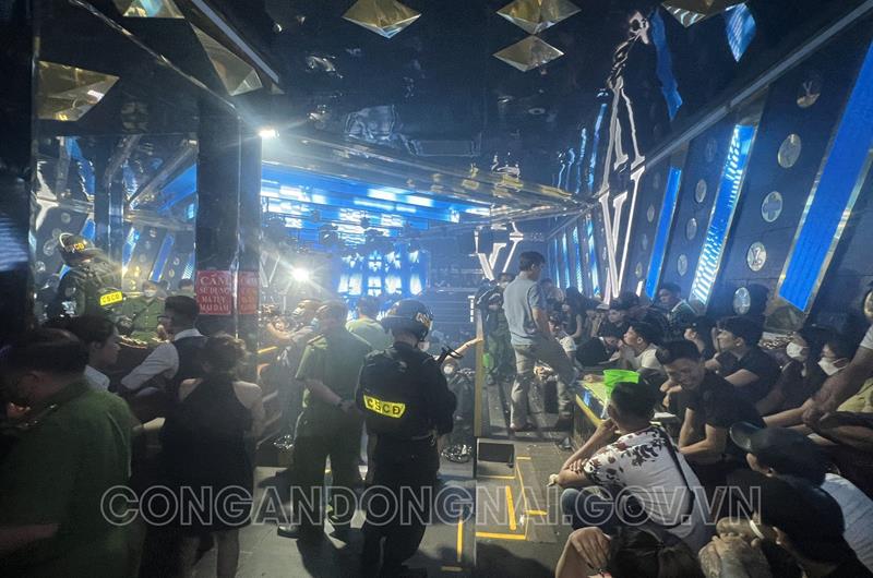 C&ocirc;ng an kiểm tra bar LV Club.