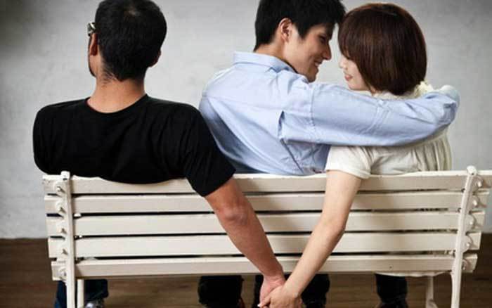 Ba mẹ rầu rĩ khi Sang giờ như một kẻ u m&ecirc; trước lưới t&igrave;nh đầy ma lực (Ảnh minh họa)