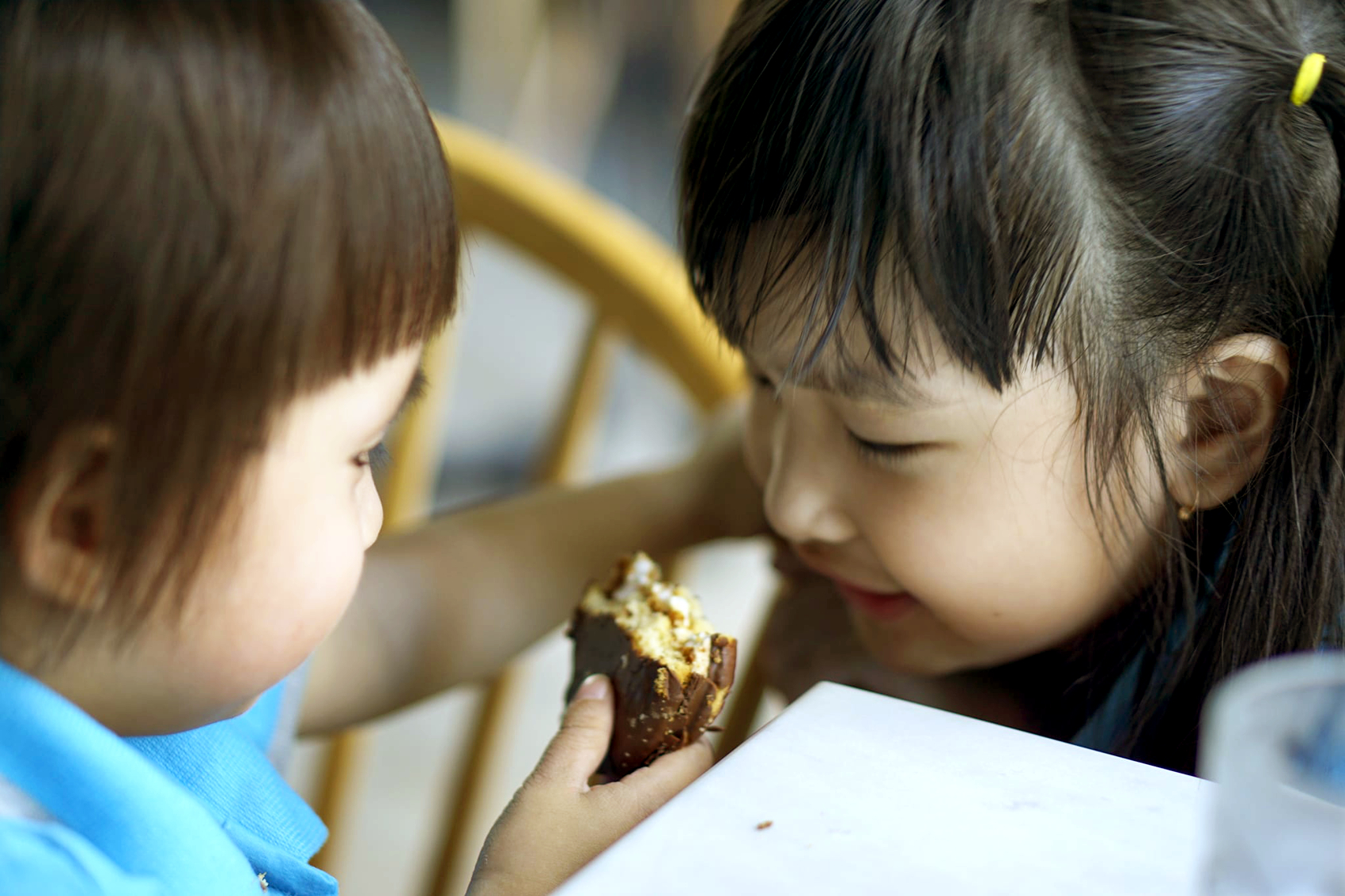 Hai con g&aacute;i của t&ocirc;i lu&ocirc;n chia sẻ đồ ăn cho nhau