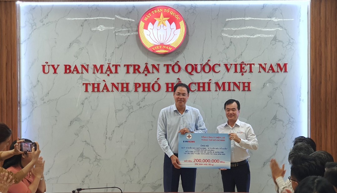 &Ocirc;ng Trần Vũ Quang - Trưởng ban Kiểm tra - Thanh tra EVNHCMC (phải) trao số tiền 200 triệu đồng cho Quỹ &ldquo;V&igrave; biển đảo qu&ecirc; hương - V&igrave; tuyến đầu Tổ quốc&rdquo; - Ảnh: EVNHCMC