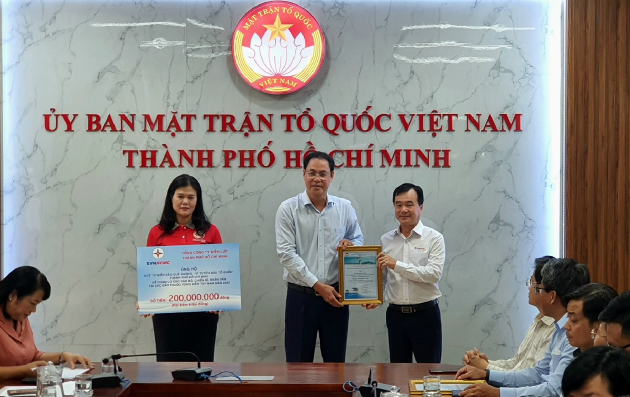 &Ocirc;ng Nguyễn Th&agrave;nh Trung - Ph&oacute; chủ tịch Thường trực  Ủy ban MTTQ Việt Nam TPHCM  (giữa) trao thư cảm ơn cho đại diện EVNHCMC