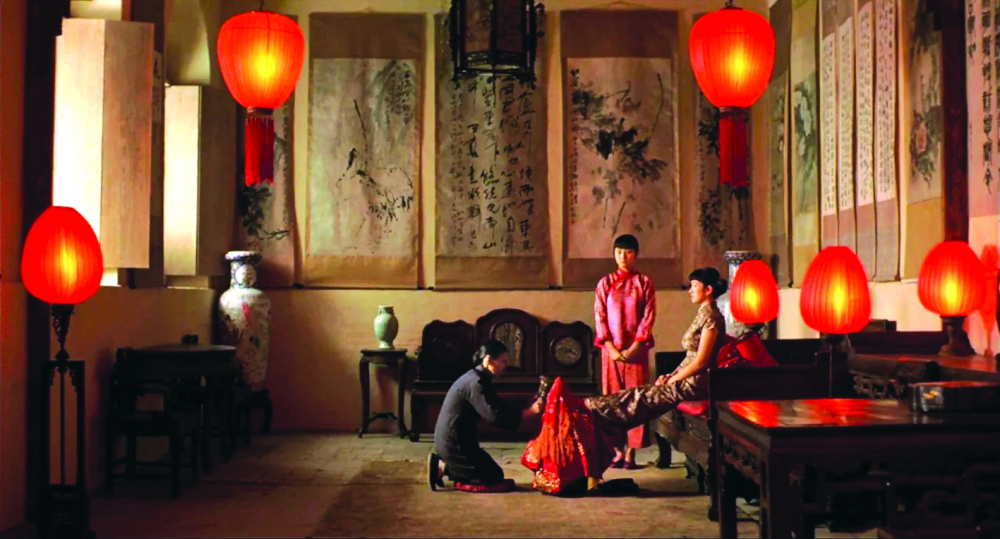 Đ&egrave;n lồng đỏ treo cao tiếp tục chứng tỏ t&agrave;i năng ch&iacute;n muồi của Củng Lợi ở tuổi đ&ocirc;i mươi khi h&oacute;a th&acirc;n nh&acirc;n vật c&oacute; nội t&acirc;m phức tạp
