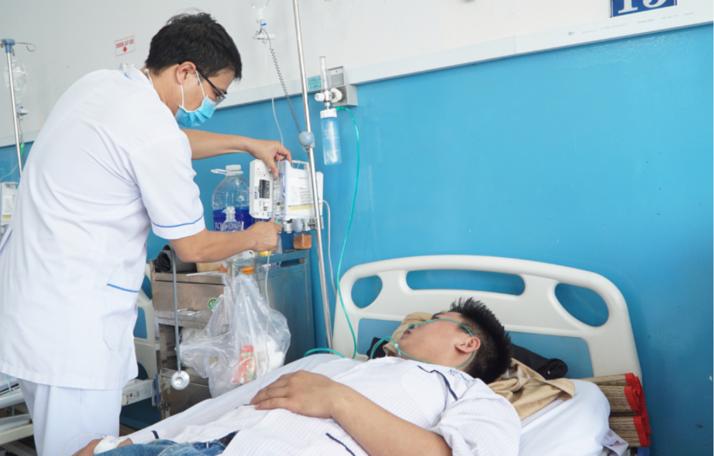 1.500 ống thuốc truyền chống sốc trong điều trị sổt xuất huyết được nhập khẩu về Việt Nam trong bối cảnh nhiều cơ sở đang thiếu thuốc