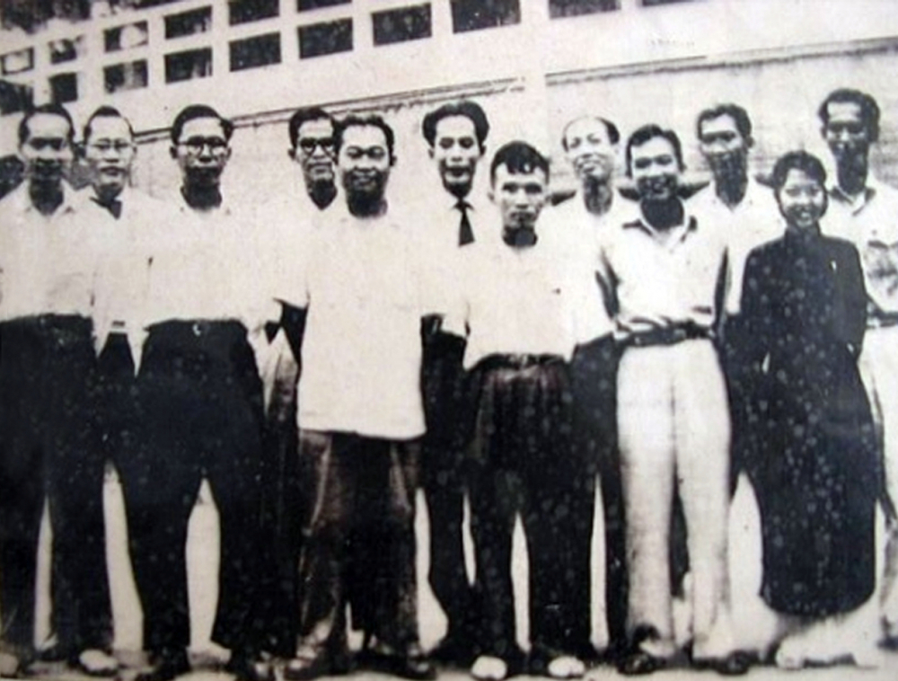 Tập thể l&atilde;nh đạo nghiệp đo&agrave;n gi&aacute;o học nội đ&ocirc; sau Hiệp định Geneve, &ocirc;ng Tạ Thanh Sơn đứng ngo&agrave;i c&ugrave;ng b&ecirc;n tr&aacute;i.