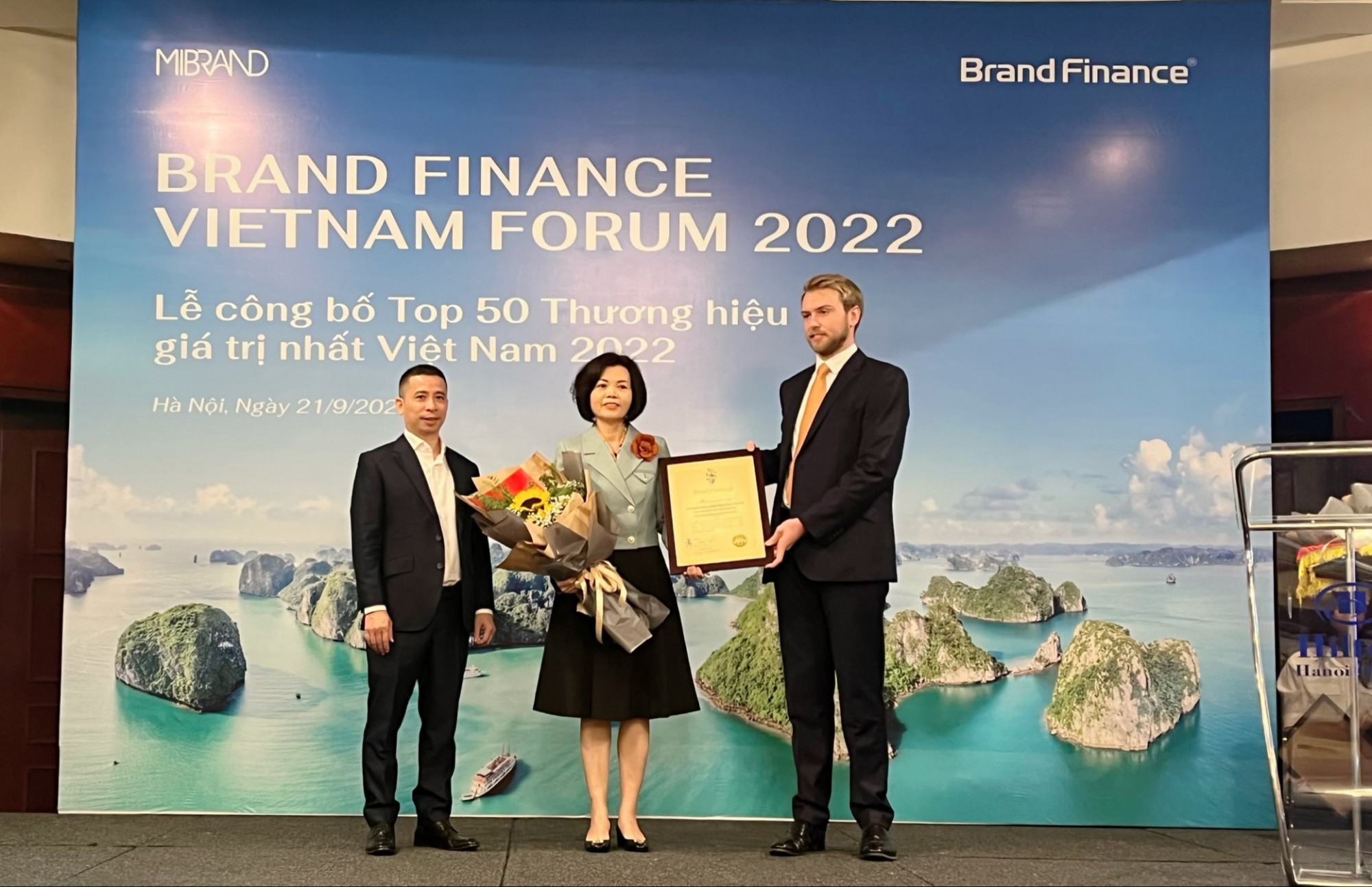 Đại diện Brand Finance trao chứng nhận &ldquo;Vinamilk - Thương hiệu sữa lớn thứ 6 thế giới&rdquo; cho B&agrave; B&ugrave;i Thị Hương - Gi&aacute;m đốc điều h&agrave;nh Vinamilk - Ảnh: Vinamilk