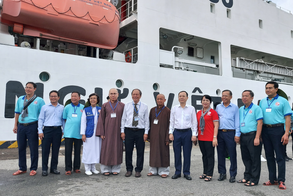 C&aacute;c đại biểu chức sắc t&ocirc;n gi&aacute;o tham gia đo&agrave;n c&ocirc;ng t&aacute;c.