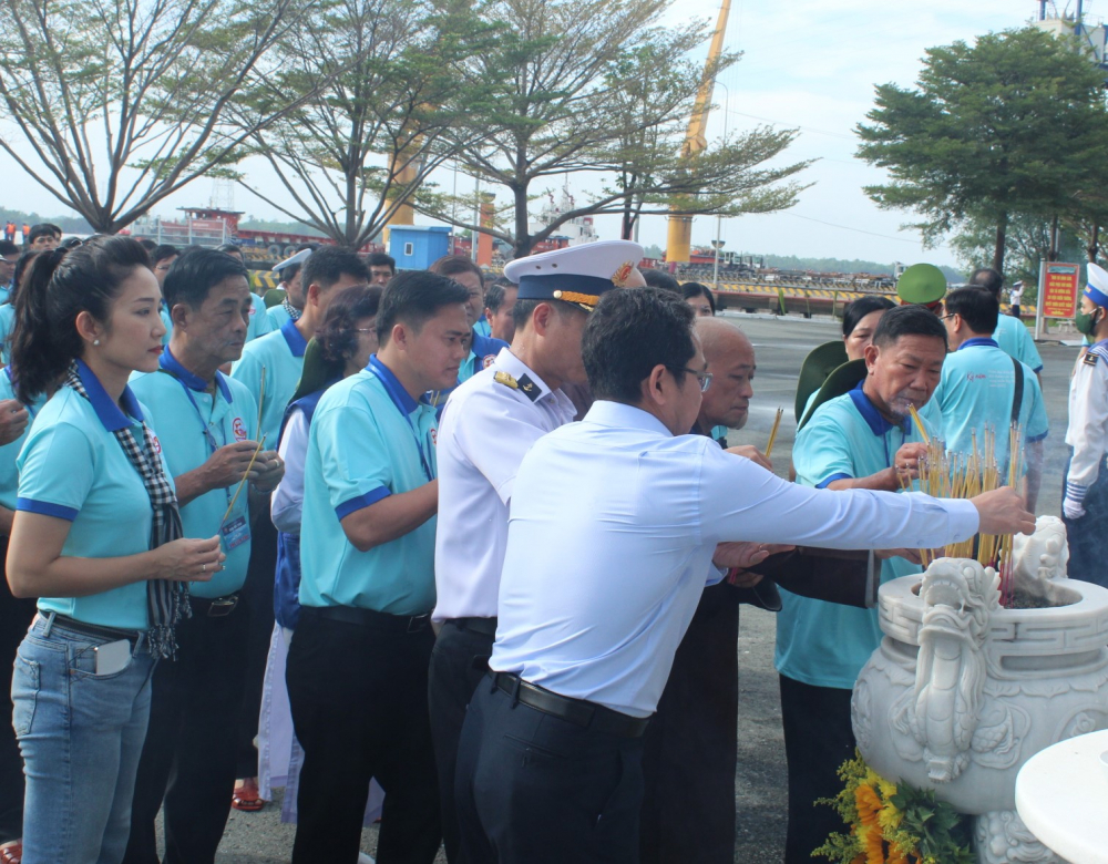 Đo&agrave;n đại biểu d&acirc;ng hương, tưởng niệm c&aacute;c anh h&ugrave;ng liệt sĩ tại Đ&agrave;i tưởng niệm c&aacute;c chiến sĩ 