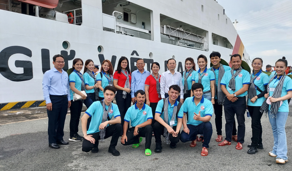 C&aacute;c đại biểu Sở Văn h&oacute;a - Thể thao TPHCM tham gia đo&agrave;n c&ocirc;ng t&aacute;c.