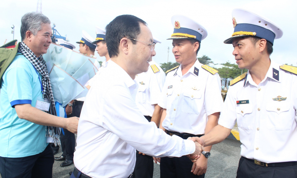 Ph&oacute; Chủ tịch UBND TPHCM Ng&ocirc; Minh Ch&acirc;u v&agrave; Ph&oacute; b&iacute; thư Th&agrave;nh ủy TPHCM Nguyễn Văn Hiếu c&ugrave;ng tham gia đo&agrave;n.