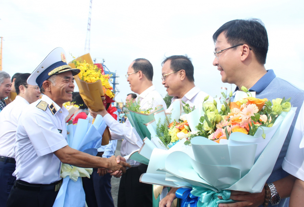 Đ&oacute;n c&aacute;c đại biểu l&ecirc;n t&agrave;u.
