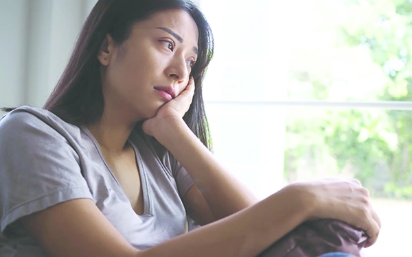 Chị đau l&ograve;ng x&oacute;t xa trước những lời n&oacute;i của chồng khi đ&ograve;i ly h&ocirc;n để chia t&agrave;i sản. Ảnh minh họa