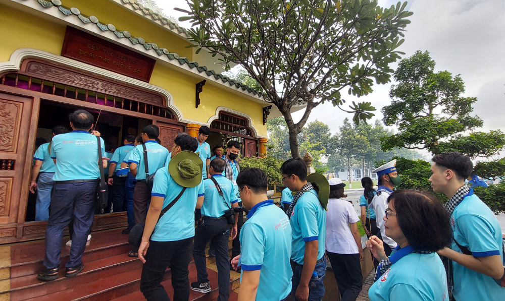 Đo&agrave;n đại biểu d&acirc;ng hương tại Nh&agrave; tưởng niệm c&aacute;c anh h&ugrave;ng liệt sĩ Đo&agrave;n t&agrave;u kh&ocirc;ng số.