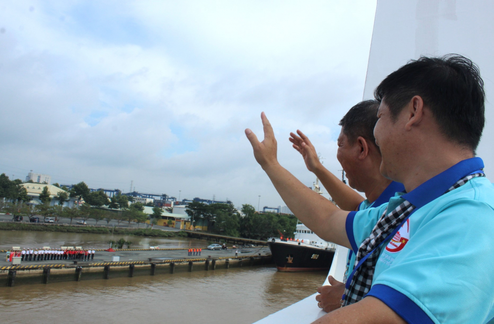 Nghi thức ch&agrave;o cảng.
