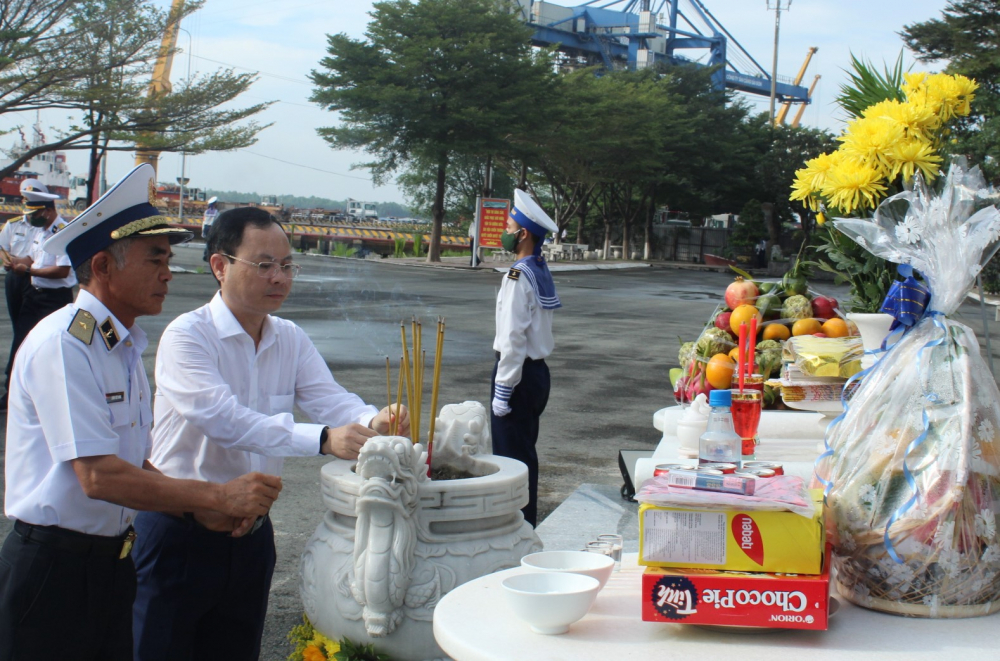 Đo&agrave;n c&ocirc;ng t&aacute;c do Chuẩn Đ&ocirc; đốc Lương Việt H&ugrave;ng, Ph&oacute; Tư lệnh Qu&acirc;n chủng Hải qu&acirc;n, l&agrave;m trưởng đo&agrave;n. Ủy vi&ecirc;n Dự khuyết Trung ương Đảng, Ph&oacute; B&iacute; thư Th&agrave;nh ủy TPHCM Nguyễn Văn Hiếu dẫn đầu đo&agrave;n đại biểu TPHCM.
