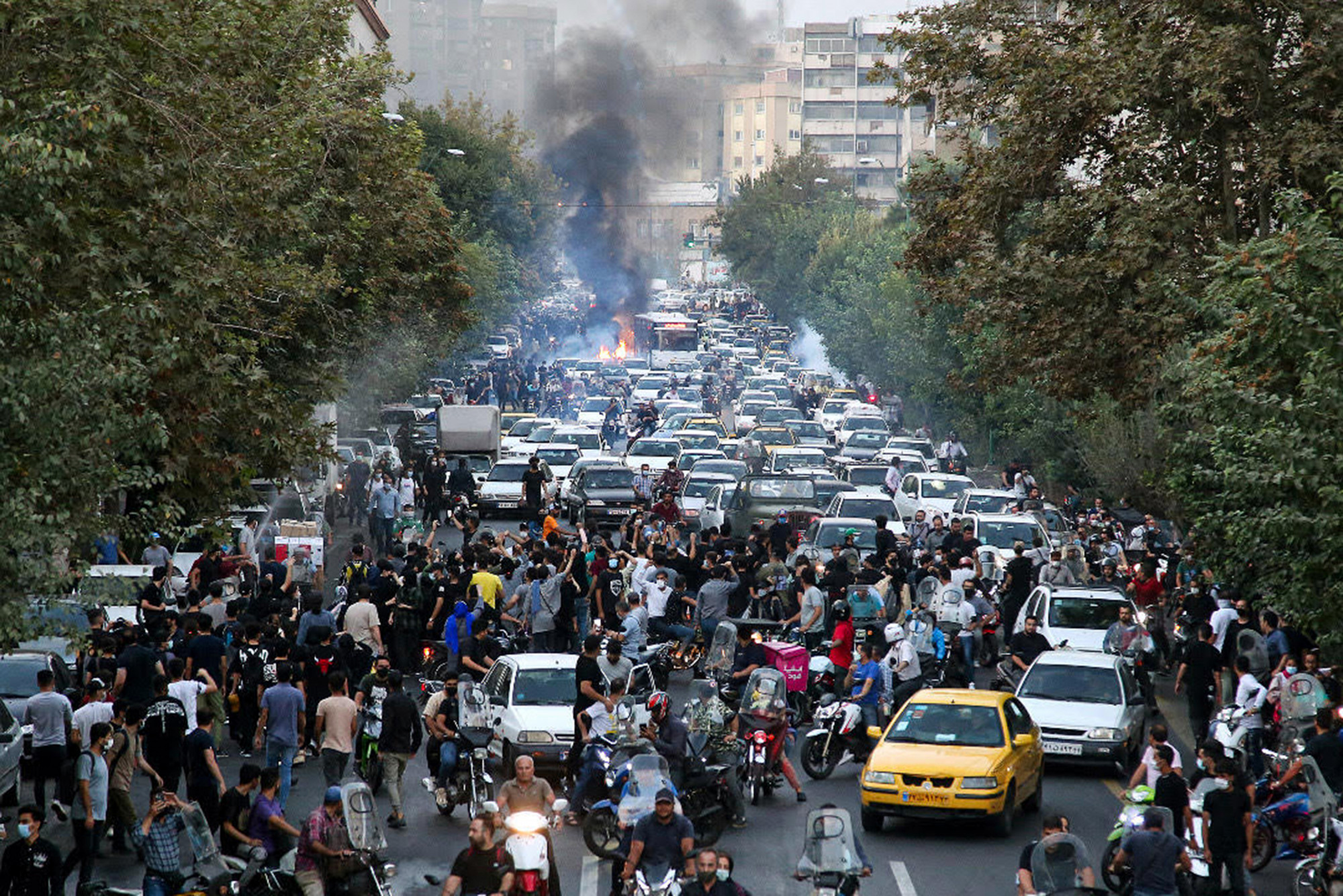 Biểu t&igrave;nh nổ ra tại nhiều th&agrave;nh phố lớn tr&ecirc;n khắp Iran - Ảnh: AP