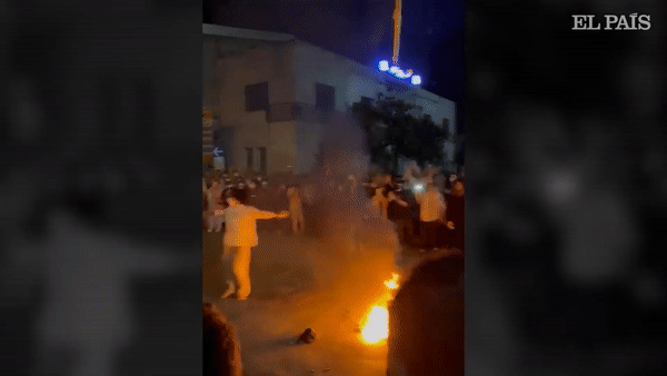 Phụ nữ Iran đốt khăn tr&ugrave;m đầu phản đối c&aacute;c quy định h&agrave; khắc &aacute;p đặt l&ecirc;n phụ nữ nước n&agrave;y - Video: EPV