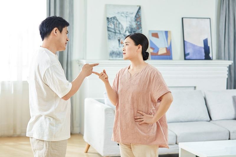 Vợ chồng chị hục hặc nhau v&igrave; chuyện em trai chồng vỡ nợ. Ảnh minh họa