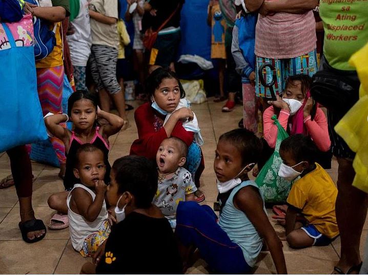 Philippines tiếp tục khẩn trương di dời người d&acirc;n đến nơi tr&uacute; ẩn an to&agrave;n.