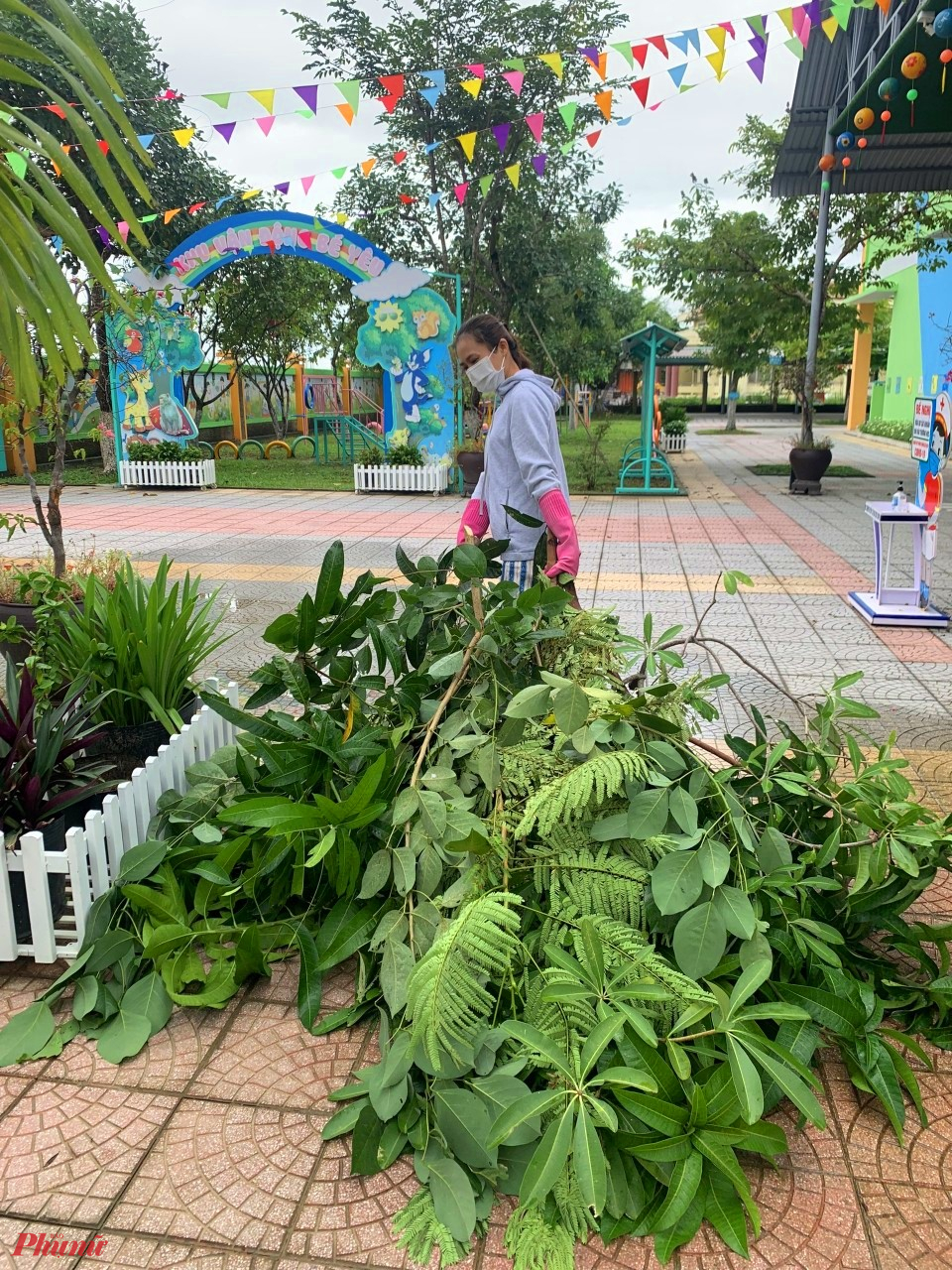 Do đặc th&ugrave; l&agrave; trường mần non lại đ&oacute;ng tr&ecirc;n địa b&agrave;n thấp trũng n&ecirc;n m&ugrave;a lụt b&atilde;o c&aacute;c c&ocirc; gi&aacute;o rất tự gi&aacute;c, chủ động bảo vệ t&agrave;i sản của nh&agrave; trường