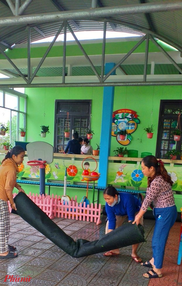 Trường MN Thủy Thanh 2 triển khai c&aacute;c giải ph&aacute;p ph&ograve;ng chống B&atilde;o số 4. Buổi chiều tiếp tục thực hiện những c&ocirc;ng việc tiếp theo để ph&ograve;ng chống b&atilde;o. 