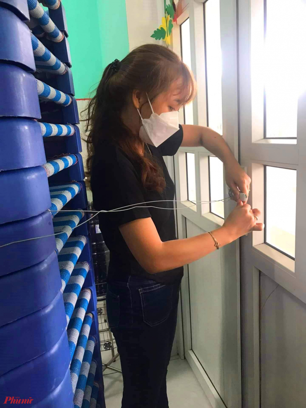 C&ocirc;ng việc được thực hiện rất khẩn trương, c&aacute;c c&ocirc; ai cũng muốn gắng ho&agrave;n th&agrave;nh phần việc dang dở trước khi b&atilde;o Noru đổ bộ,