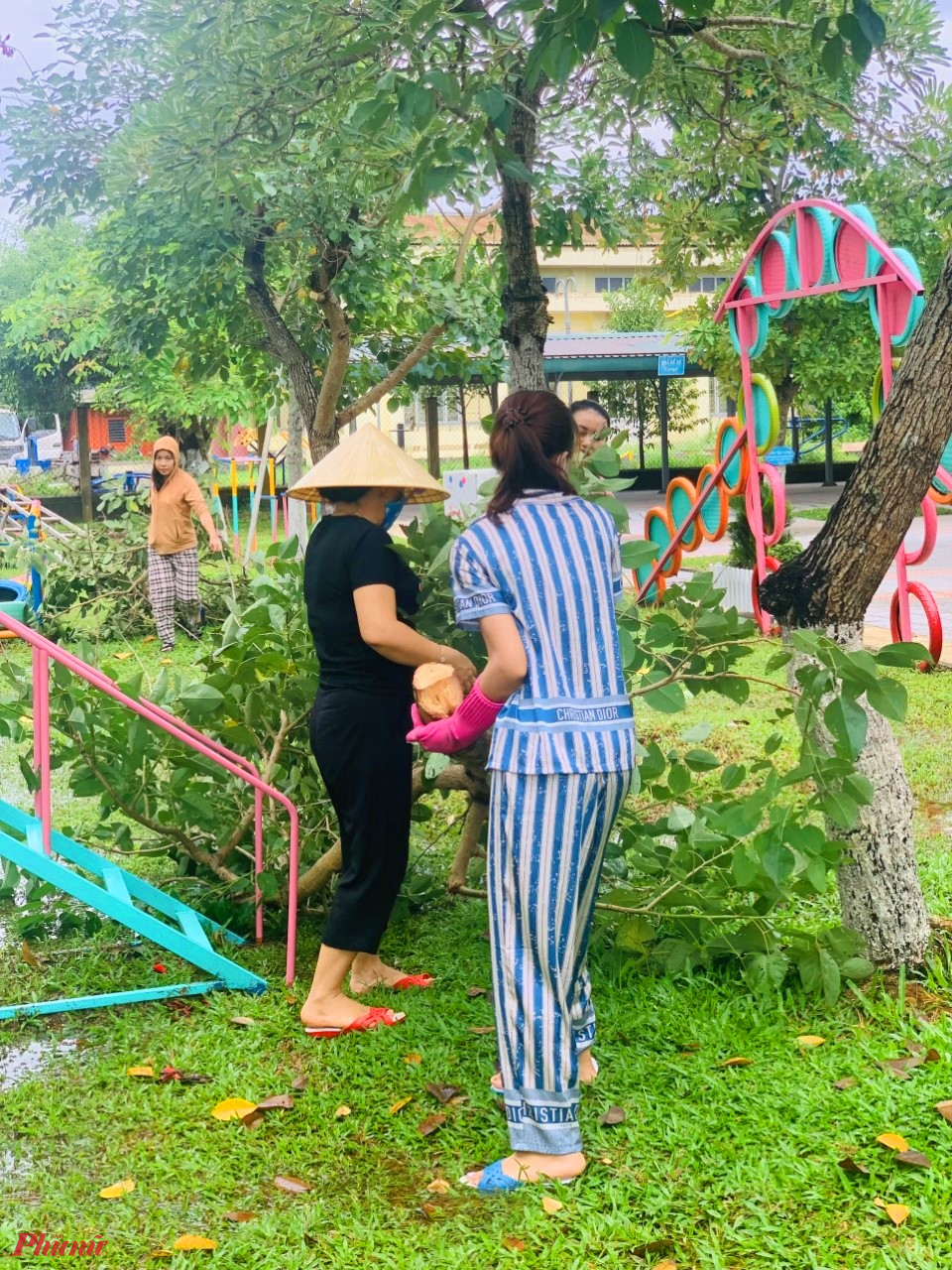 Từ khu&ocirc;n vi&ecirc;n s&acirc;n trường, đến c&aacute;c ph&ograve;ng học c&aacute;c c&ocirc; mỗi người mỗi việc tất cả đều rất khẩn trương