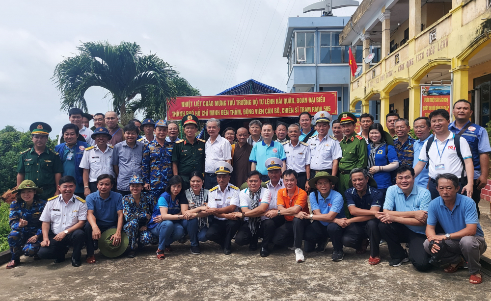 Đo&agrave;n đại biểu TPHCM chụp ảnh lưu niệm c&ugrave;ng c&aacute;n bộ, chiến sĩ tr&uacute; đ&oacute;ng tại H&ograve;n Khoai.