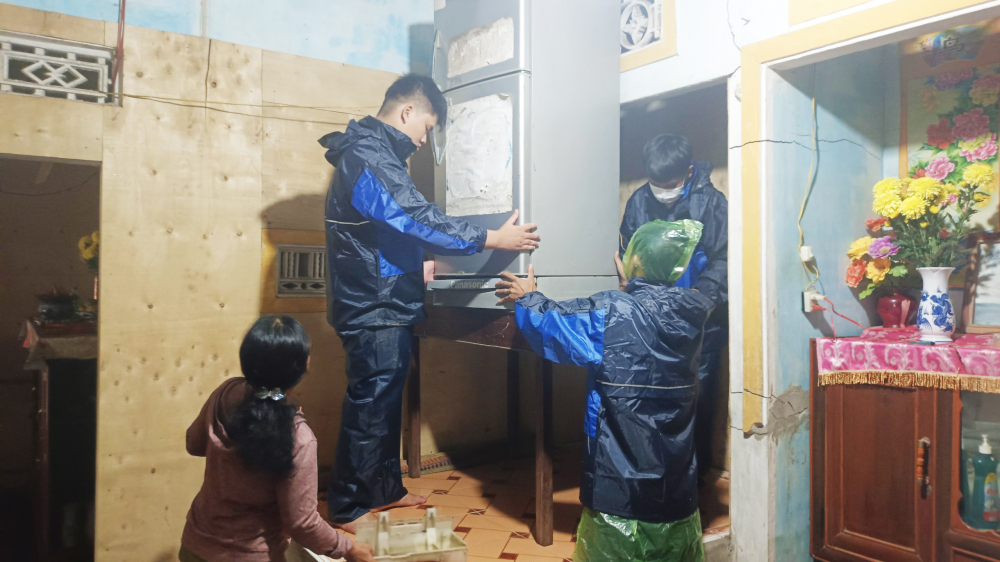 Thanh ni&ecirc;n gi&uacute;p người d&acirc;n x&atilde; B&igrave;nh Thuận (huyện B&igrave;nh Sơn) di dời đồ đạt
