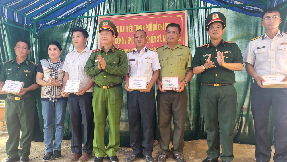 TPHCM tặng qu&agrave; cho c&aacute;c lực lượng tr&uacute; đ&oacute;ng tr&ecirc;n đảo H&ograve;n Khoai.
