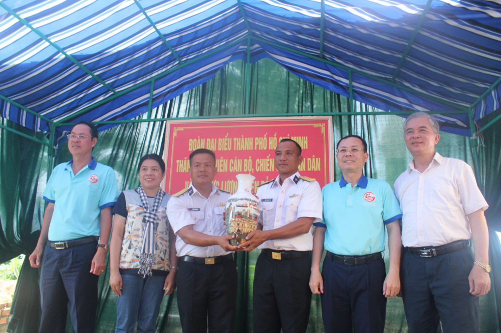 L&atilde;nh đạo TPHCM tặng qu&agrave; cho Trạm Radar