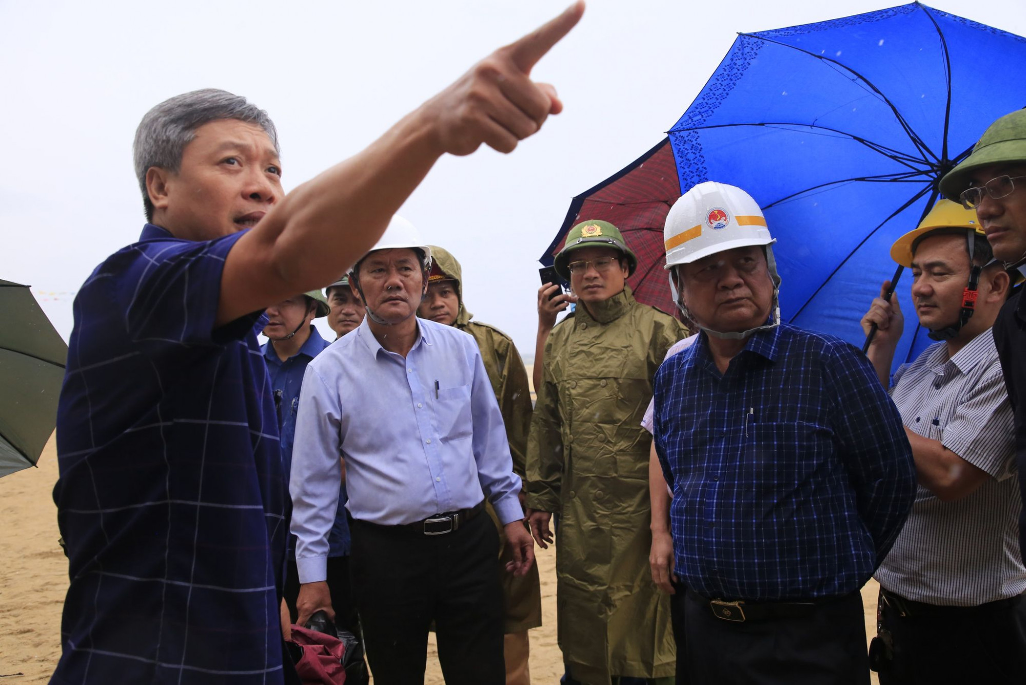 Bộ trưởng L&ecirc; Minh Hoan y&ecirc;u cầu Quảng Nam chủ động trong việc ứng ph&oacute; với b&atilde;o Noru, hạn chế tối đa thiệt hại về người v&agrave; của