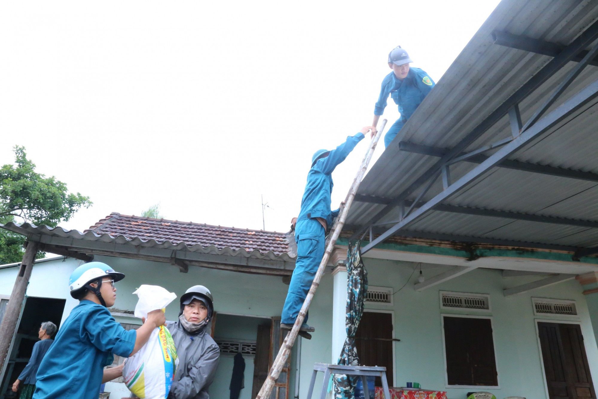Lực lượng bộ đội, d&acirc;n ph&ograve;ng gi&uacute;p người d&acirc;n chằng ch&eacute;o lại nh&agrave; cửa