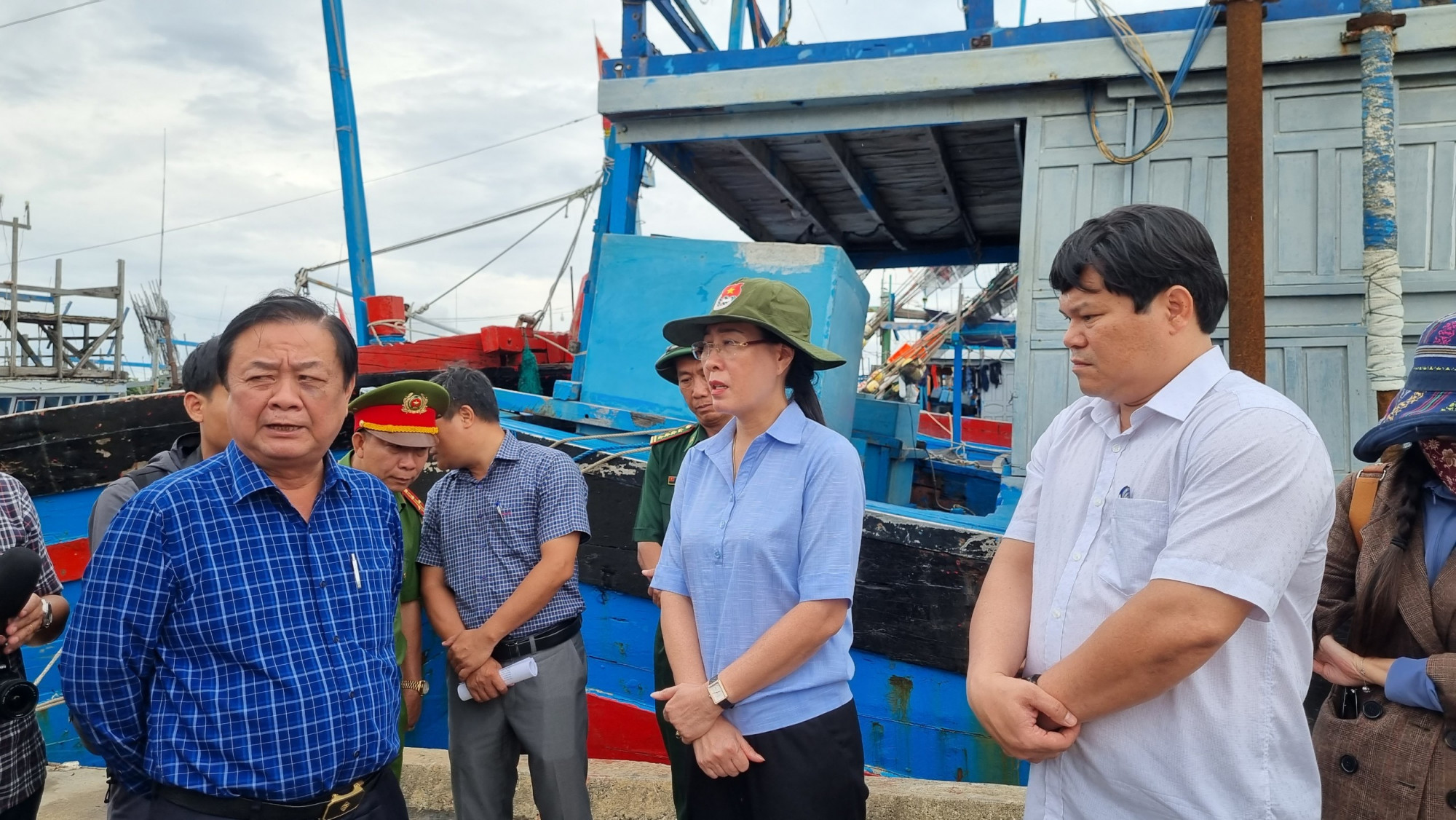 Bộ trưởng Bộ NN&PTNT L&ecirc; Minh Hoan b&igrave;a tr&aacute;i đi kiểm tra tại Quảng Ng&atilde;i 