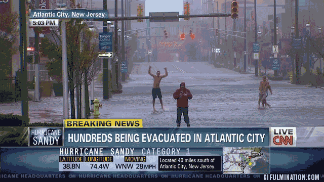 H&igrave;nh ảnh ph&oacute;ng vi&ecirc;n Ali Velshi tường thuật từ hiện trường nơi b&atilde;o Sandy đổ bộ được CNN ph&aacute;t trực tiếp tr&ecirc;n TV ng&agrave;y 30/10/2012 - Ảnh: 