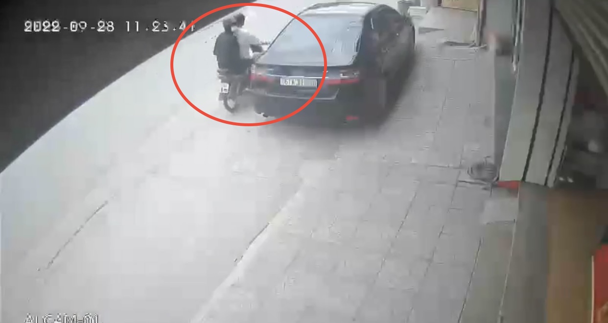 Hai đối tượng g&acirc;y ra vụ cướp được camera an ninh ghi lại