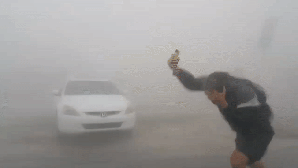 Ph&oacute;ng vi&ecirc;n đang chật vật chống chọi với sức gi&oacute; giật ở mức 188 km/h khi đang đưa tin tại hiện trường ở bang Florida năm 2017 - Clip: Juston Drake 