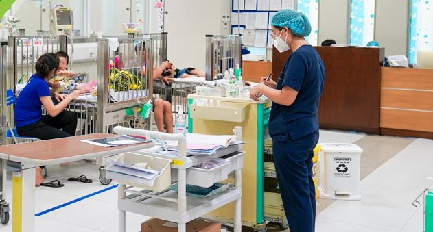Nhiều trẻ đuối nước được đưa v&agrave;o cấp cứu tại Bệnh viện Nhi Trung ương