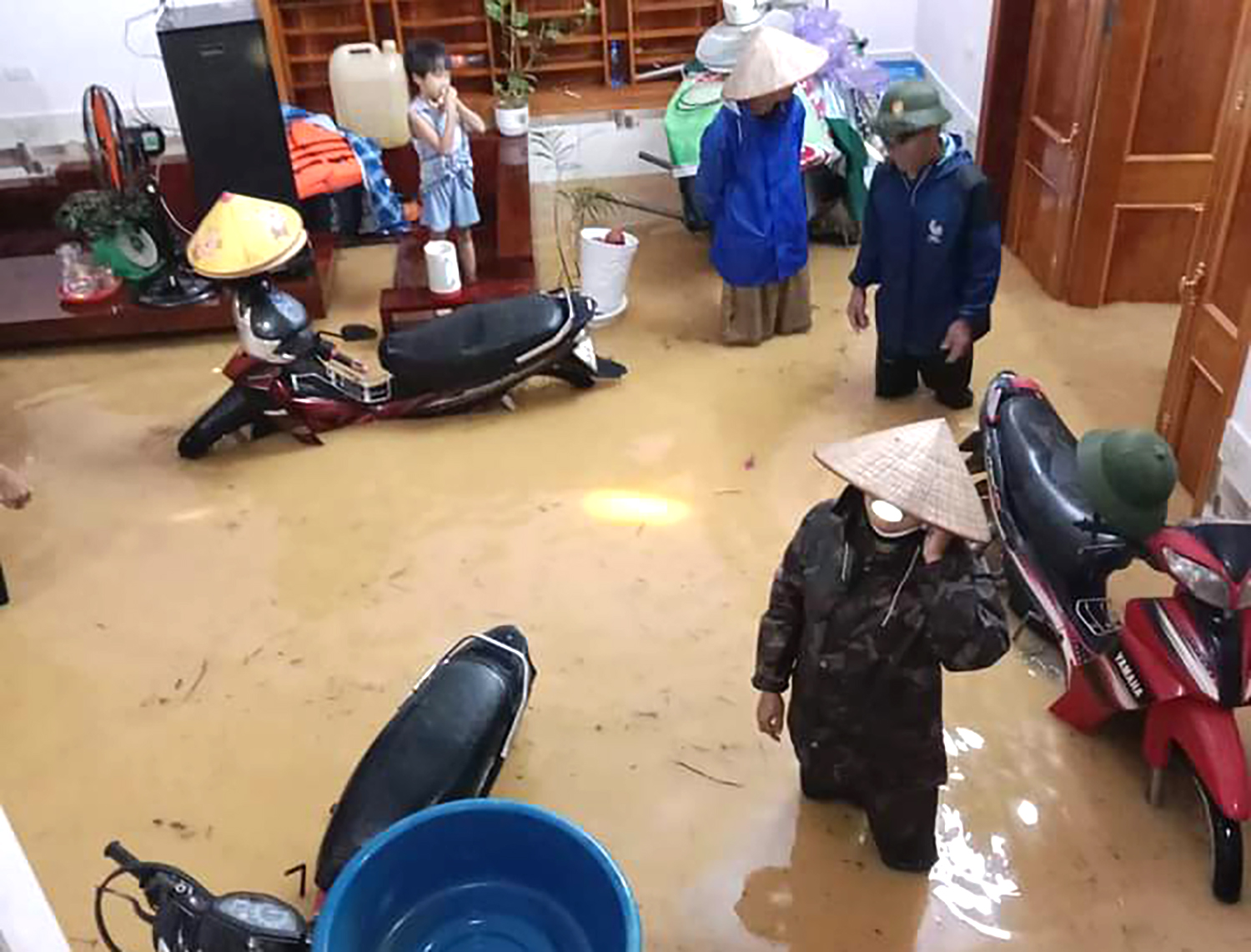 Nước lũ đổ về qu&aacute; nhanh l&uacute;c rạng s&aacute;ng khiến nhiều người d&acirc;n kh&ocirc;ng kịp di dời t&agrave;i sản